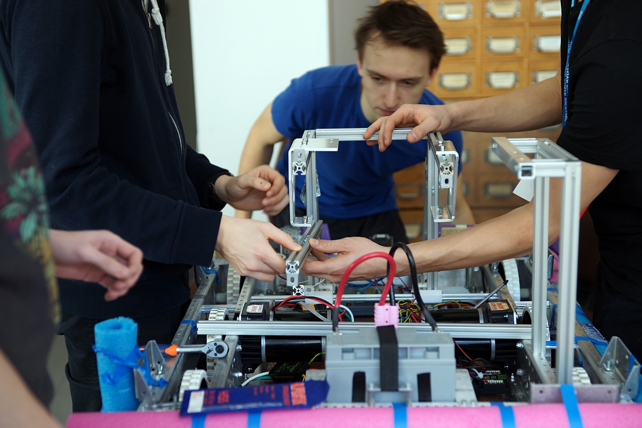 Somfy wspiera młodych robotyków – licealistów z Team RaByte