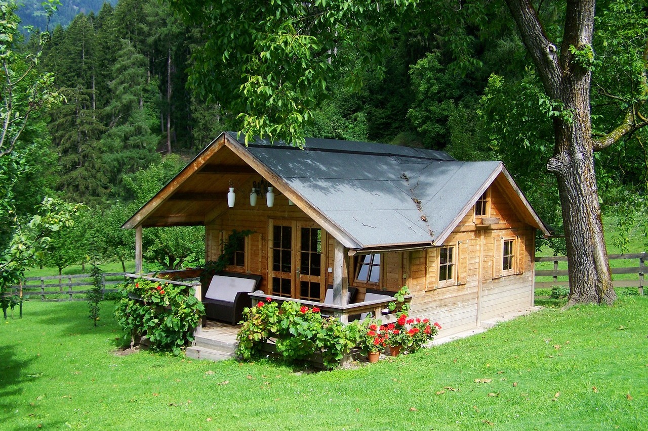 Jak wybrać dobrą firmę oferującą gotowe domy drewniane całoroczne?